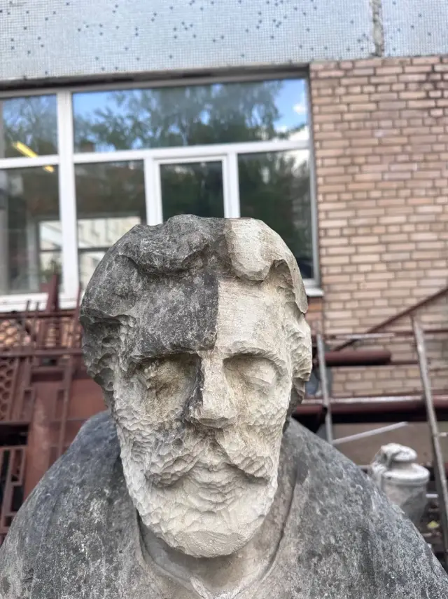 Скульптура с наполовину очищенным лазером лицом