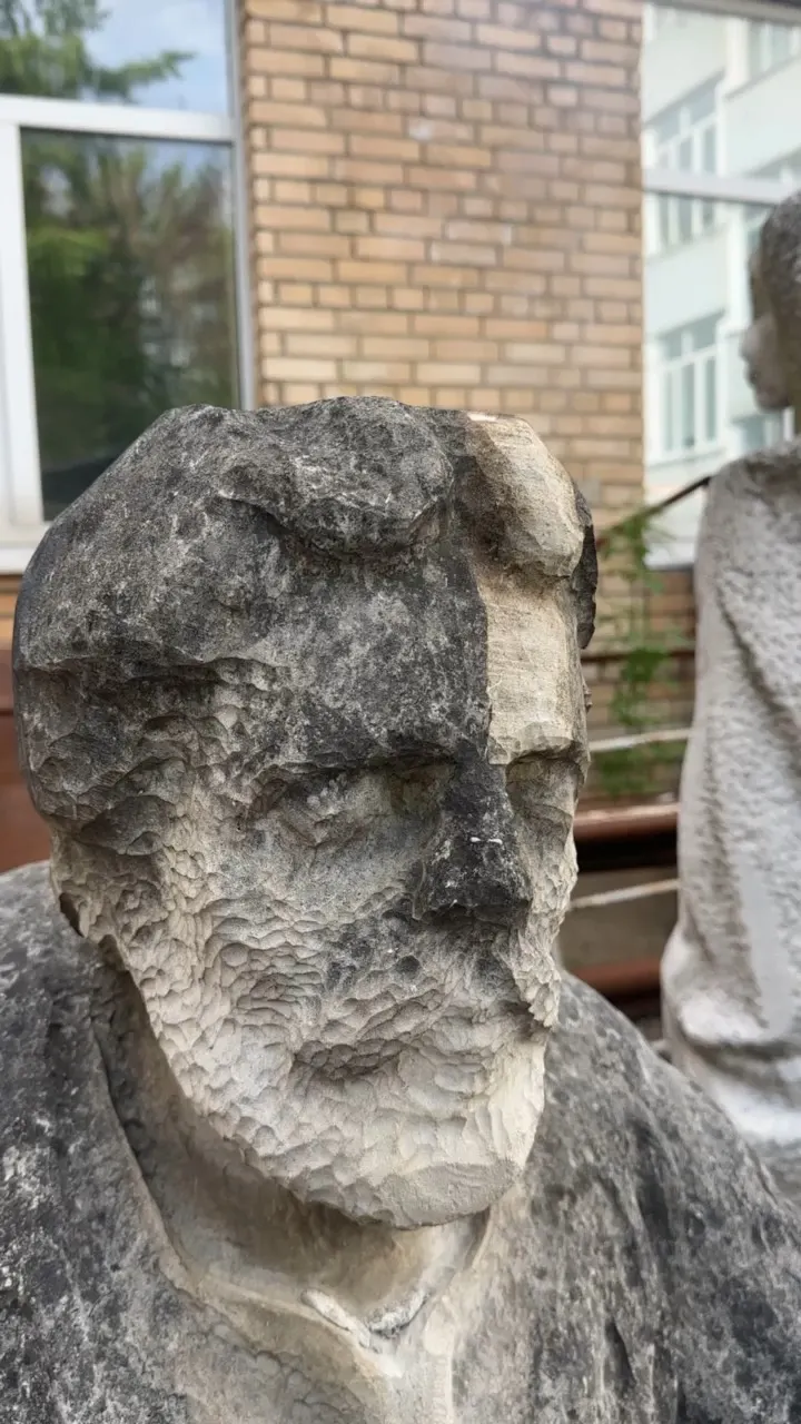 Скульптура из белого камня в процессе расчистки